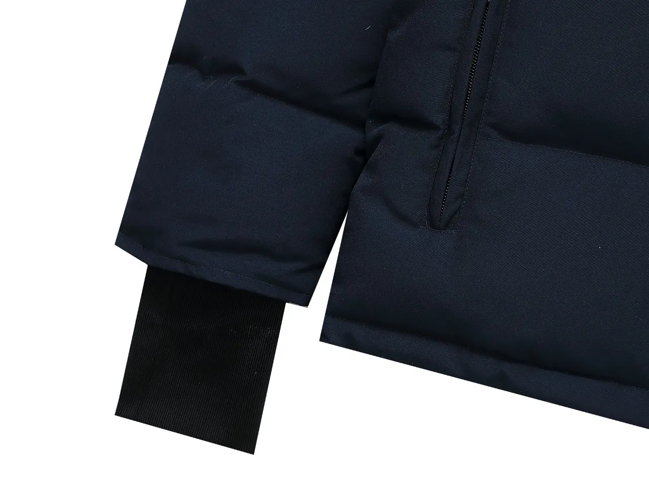 P840 Canada Goose Canada Goose #Expedition04 Parker, a treasure of Canadian origin! Limited supply worldwide! Canada Goose Model 04 is a top-notch couple model. The polar cold-proof outdoor series fur collar detachable hooded parka down jacket is the first Goose in 2024. I hope my partners will like it. Peak quality. I hope everyone can identify it together! The most popular cool items of the Big Goose family in 2024 are online. The same popular product of Yi Yang Qianxi is said to be a joint limited edition Big Goose that cannot be bought in autumn and winter. If you dislike the sameness of the Big Goose in the past, then this model will definitely give you a different experience! This year's most powerful couple's collection for autumn and winter is online, a top-notch luxurious ready-to-wear style, paired with an outdoor warm down jacket with great style and charm! The most standard and classic items of the Daye family in the past two years are equipped with unique reflective stripes for embellishment, which further shows the high-end fashion performance effect. With the embellishment of hardware buckles, it has excellent performance effect. The upper body is clean, simple and elegant, even for urban leisure. It is suitable for various occasions. Designed with large pockets, this model has a large capacity and is equipped with reflective stripes, making it safer at night. It is suitable for various adventure activities. It is made of windproof and waterproof technical materials. The interior is filled with full white duck down, which is absolutely cold-proof and warm. It also has a stand-up collar design and fine fluff at the collar, with meticulous attention to detail! The charm of this model is also more spiritual, and the upper body has more temperament and specifications. It perfectly shows the ultra-high standard of fashionable performance of this model, integrating outdoor and life, and you can even create high-street wear! The most pinnacle limited-edition goose that we have presented so far, both in terms of design and detailed materials, it is completely outstanding. The grand and evergreen version design is matched with cool reflective elements. The overall appearance can be said to be quite high, and it has that kind of powerful outdoor performance! It combines high-end casual attributes with high-street style. It is high-grade, domineering, warm, and beautiful. The visibility of the upper body is quite strong, and the configuration of the owl element is highly brand-recognizable. The overall brand performance and visual effects are fully enhanced, and it also has the high-end sense of fashion and fashionable performance. It is a must-buy product because this is the most awesome down brand on the earth and one of Canada's three national treasure brands. It is also a very sentimental down luxury brand. In the field of polar cold-proof clothing, goose has made an irreplaceable contribution.. SIZE: XS S M L XL XXL Color: black, off-white, red, navy blue, gray